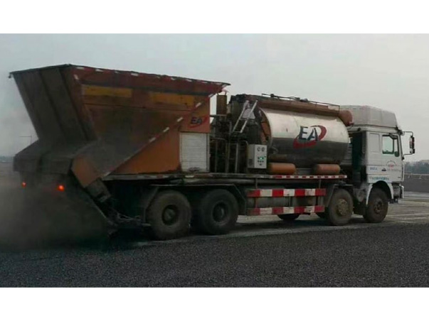 同步碎石封层车