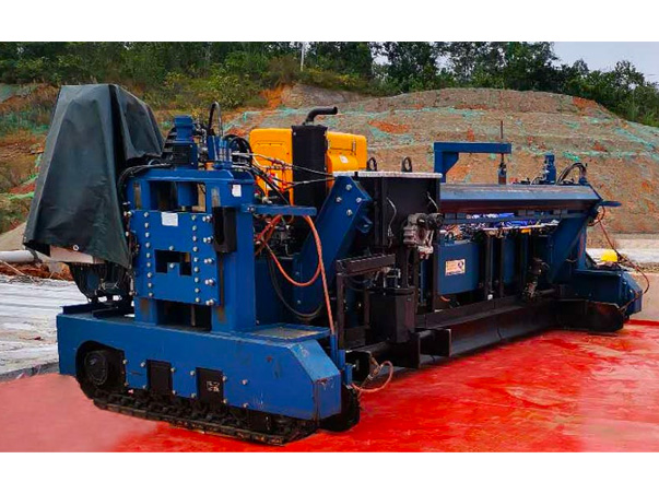 浇注式沥青摊铺机